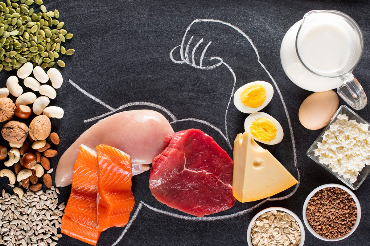 Disegno di un braccio muscoloso composto da alimenti proteici